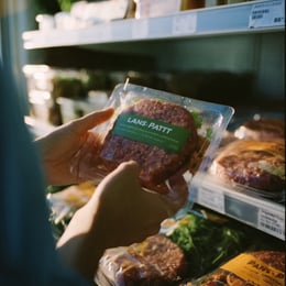 appinio.design_httpss.mj.runbmpxTHOclHo_candid_realistic_docu_60e8c7c2-f631-47d0-bf51-da8a04039abb_1